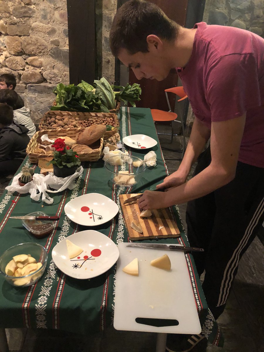 perretxido's tweet photo. Hona hemen taldeko bi kide mokadutxoa prestatzen😋 ederra egindako lana! https://t.co/WYu2tA6YHl