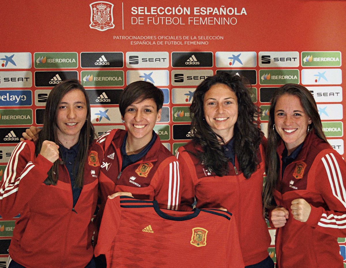 🙌🏻 ¡ A P O R E L L A S , O E E E ! 🇪🇸 Apóyalas en su aventura por EEUU con los colores de la @SeFutbolFem. 💥 ¡REGALAMOS 3 CAMISETAS como esta! 🎁 ¡Consigue la tuya! 📲 Síguenos. ♻ RT este tuit. 💬 ¡Comenta con #FutFemSinFronteras y menciona a tu amig@ más futboler@!