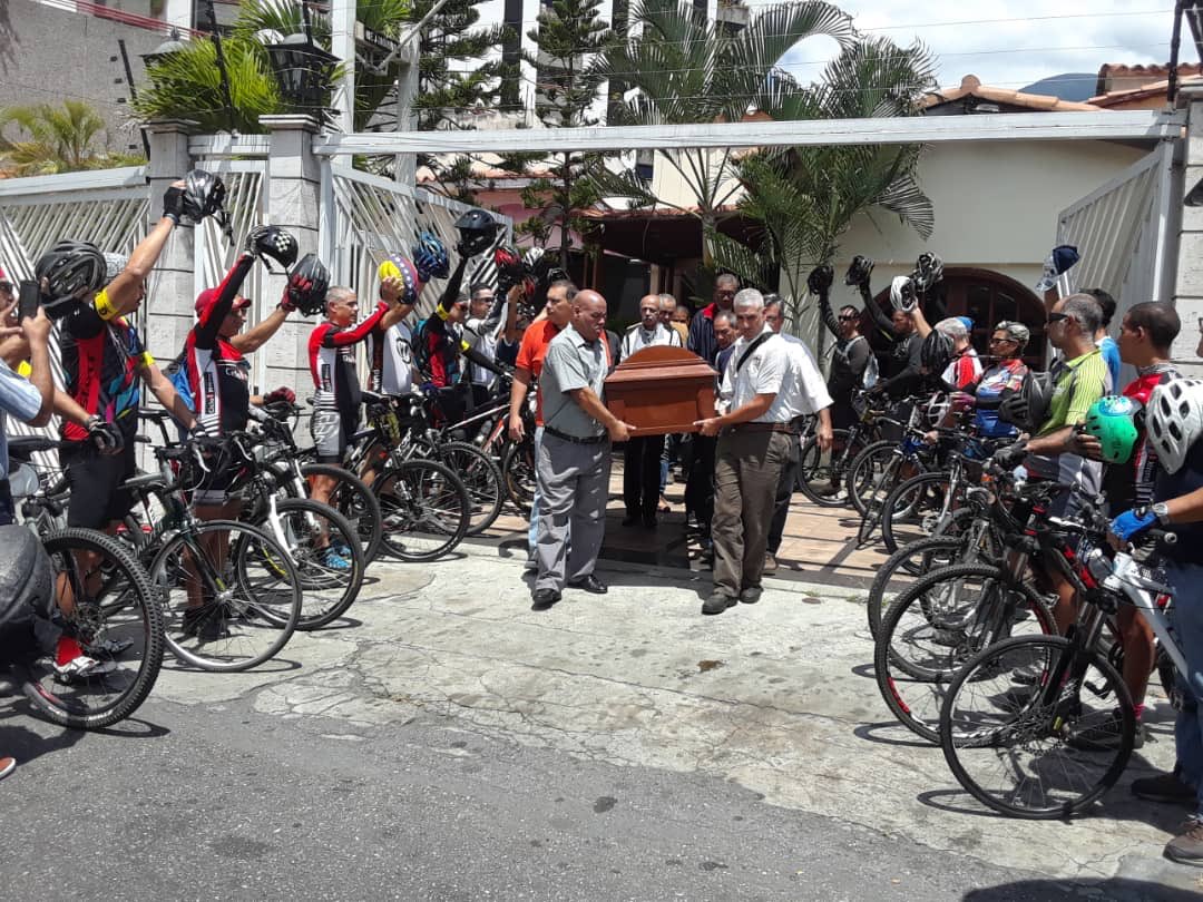LuisOlavarrieta's tweet photo. #AHORA Ciclistas acompañan la carroza fúnebre con los restos de @curiosa. 

Su cuerpo tendrá santa sepultura en el cementerio de #HoyoDeLaPuerta. 

#PazASuAlma https://t.co/y1bjjbvoFY