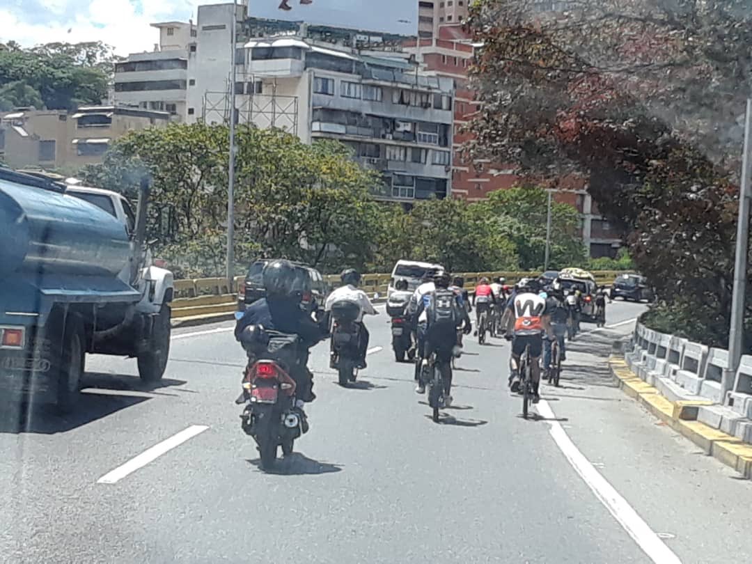 #4Mar #JusticiaParaCuriosa Ciclistas acompañan la carroza fúnebre con los restos de <a href="/curiosa/">Curiosa Mayer 🔎</a>. 

Su cuerpo tendrá santa sepultura en el cementerio de #HoyoDeLaPuerta. 

  - <a href="/LuisOlavarrieta/">Luis Olavarrieta</a>