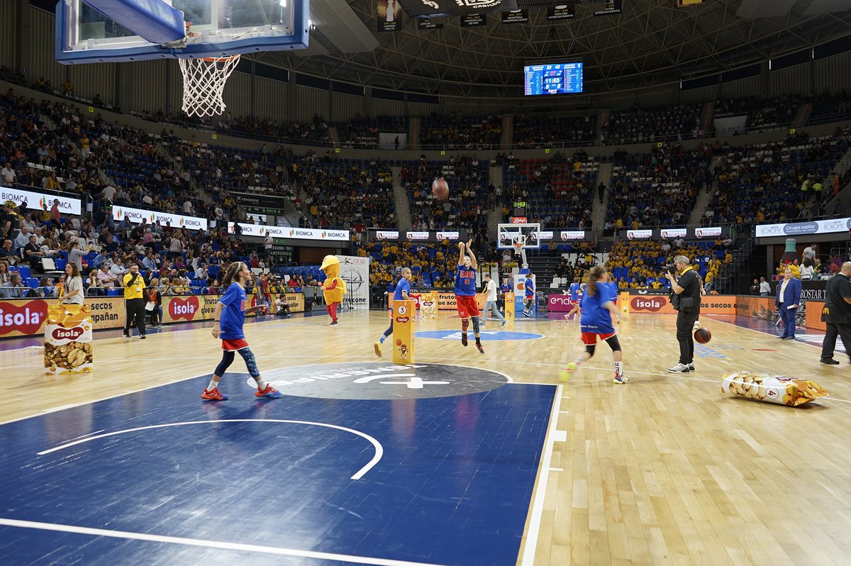 isolafrutosecos's tweet photo. 🏀🏀 Te dejamos con algunos momentos del pasado sábado, donde las jugadoras del EMB Candelaria participaron en una nueva jornada de #IsolaKids. Un gran día lleno de carnaval y buenos momentos que además acabó con una nueva victoria del @CB1939Canarias 🐝
#FrutosSecos #baloncesto https://t.co/kVZiqlP7z1