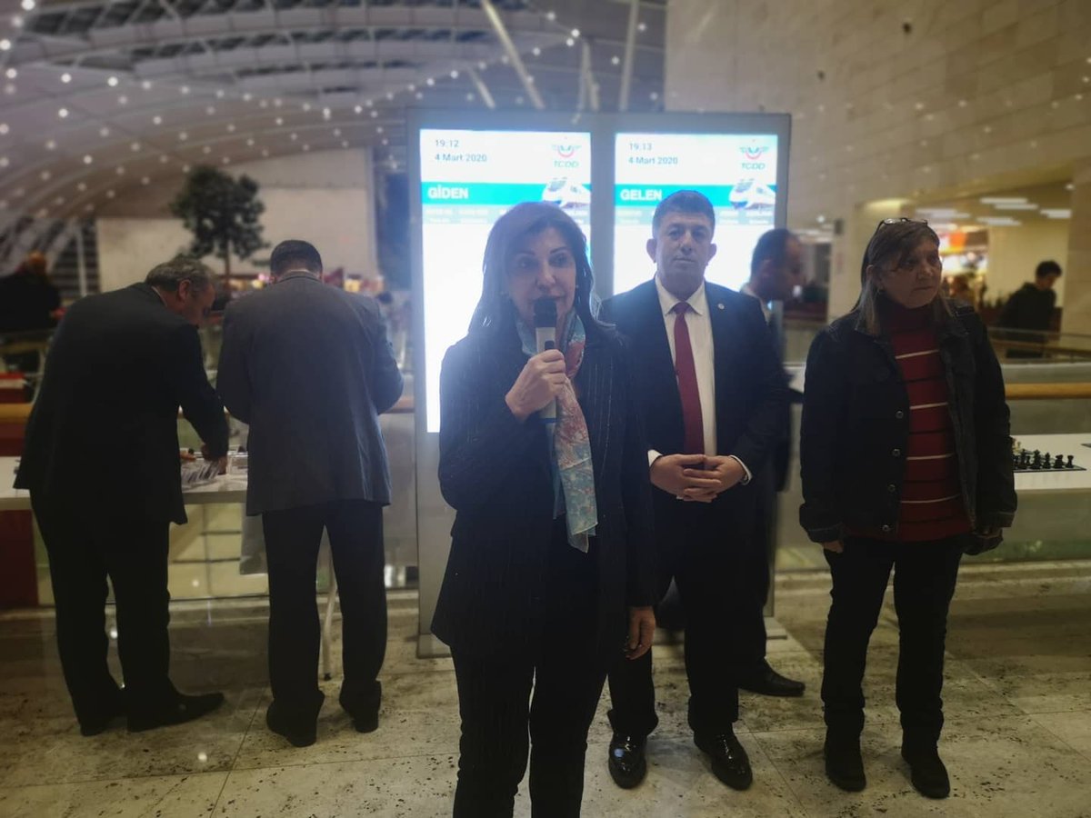 Başkent bu hafta iki önemli turnuvaya ev sahipliği yapıyor. Ali İpek 8. Anma Satranç Turnuvası, Federasyon Başkanımız Gülkız Tulay, Yönetim Kurulu Üyemiz Nilüfer Çınar Çorlulu ve Ankara İl Temsilcimiz Engin Güleç'in sembolik açılış hamlesi ile başladı.