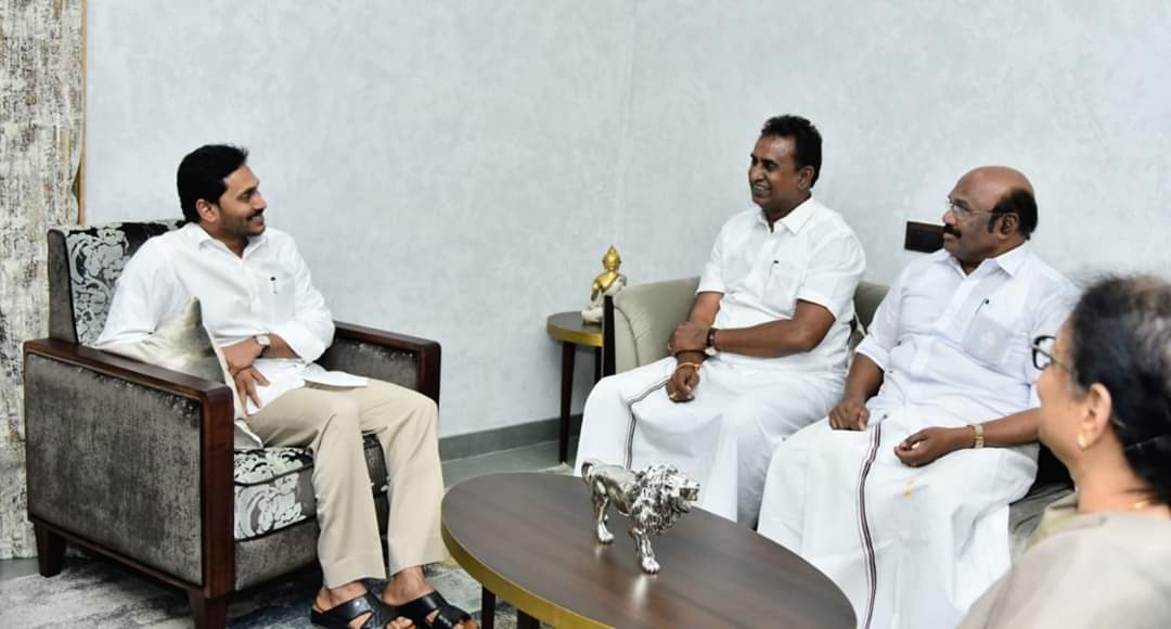 AnbuCoimbatore's tweet photo. @ysjagan appreciate your friendly attitude. #Neighbourfriends @djayakumarfans @SPVelumanicbe https://t.co/JmnEbEl4ou