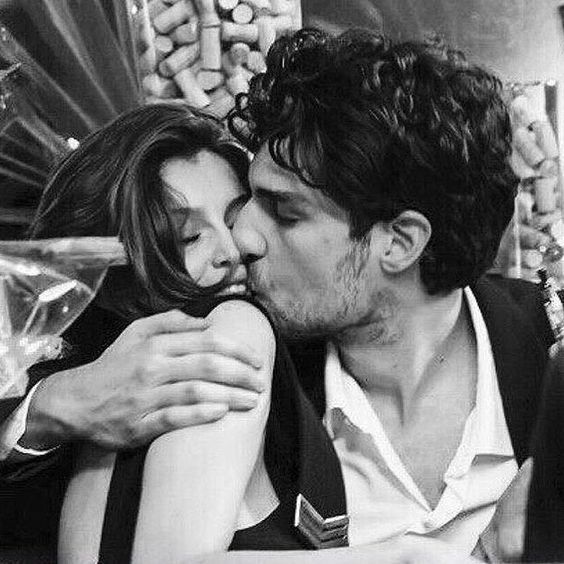 Dimmi come stai !?
Non il tuo corpo, dimmi,
come sta la tua anima?
Quali sono i pensieri che
albergano nella tua mente,
quale ti tormenta
e quale ti rallegra?
Qual è il sentimento preponderante, quello che domina nel tuo cuore?
Vieni e abbracciami,
poiché vorrei fosse l'amore.