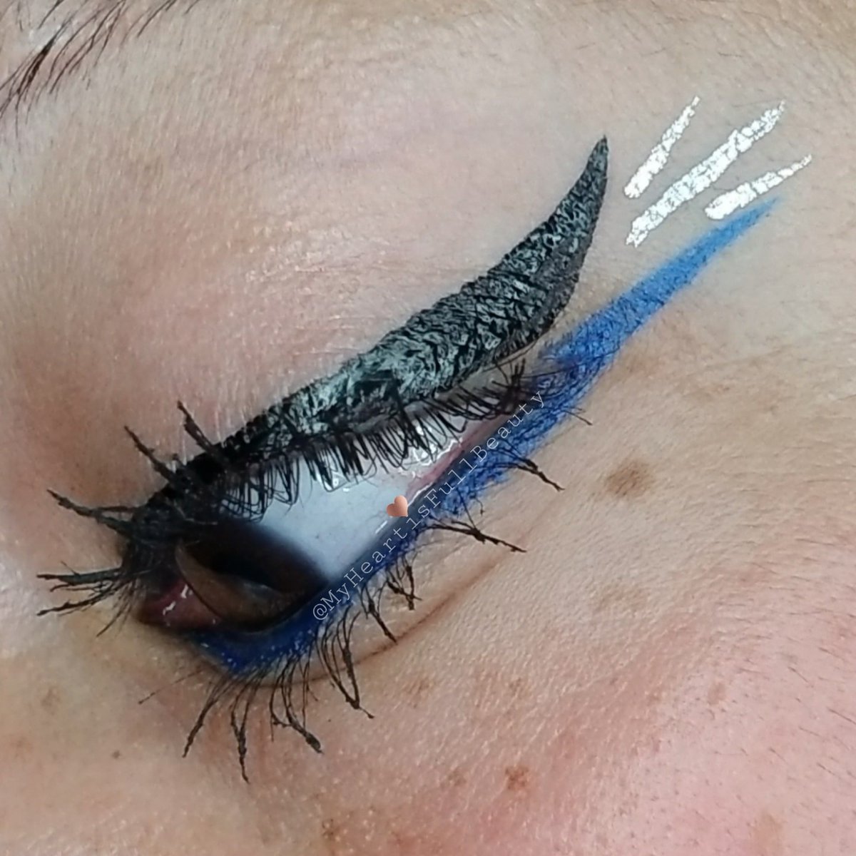I #think the #silver #lines give the impression of #speed...do you? 🏁🚀

#eyeliner #eyelinerart #makeupart #makeup #beauty #farmasi #farmasimakeup #myheartisfull #myheartisfullbeauty