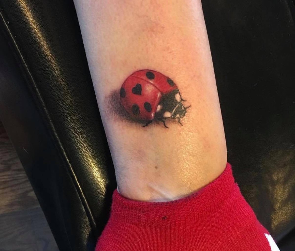 TattooTemple1's tweet photo. Ladybug by Brock Prentice

#tattoo #tattooyqr #bodyart #artist https://t.co/z13UyX9AUX