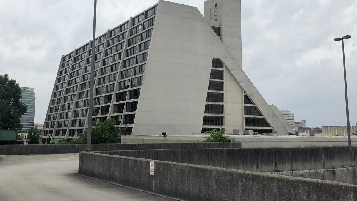 KnoxvilleTenn's tweet photo. #Knoxville's largest hotel suspends operations indefinitely https://t.co/yv8mfu6B9w https://t.co/PIaU5fINjx