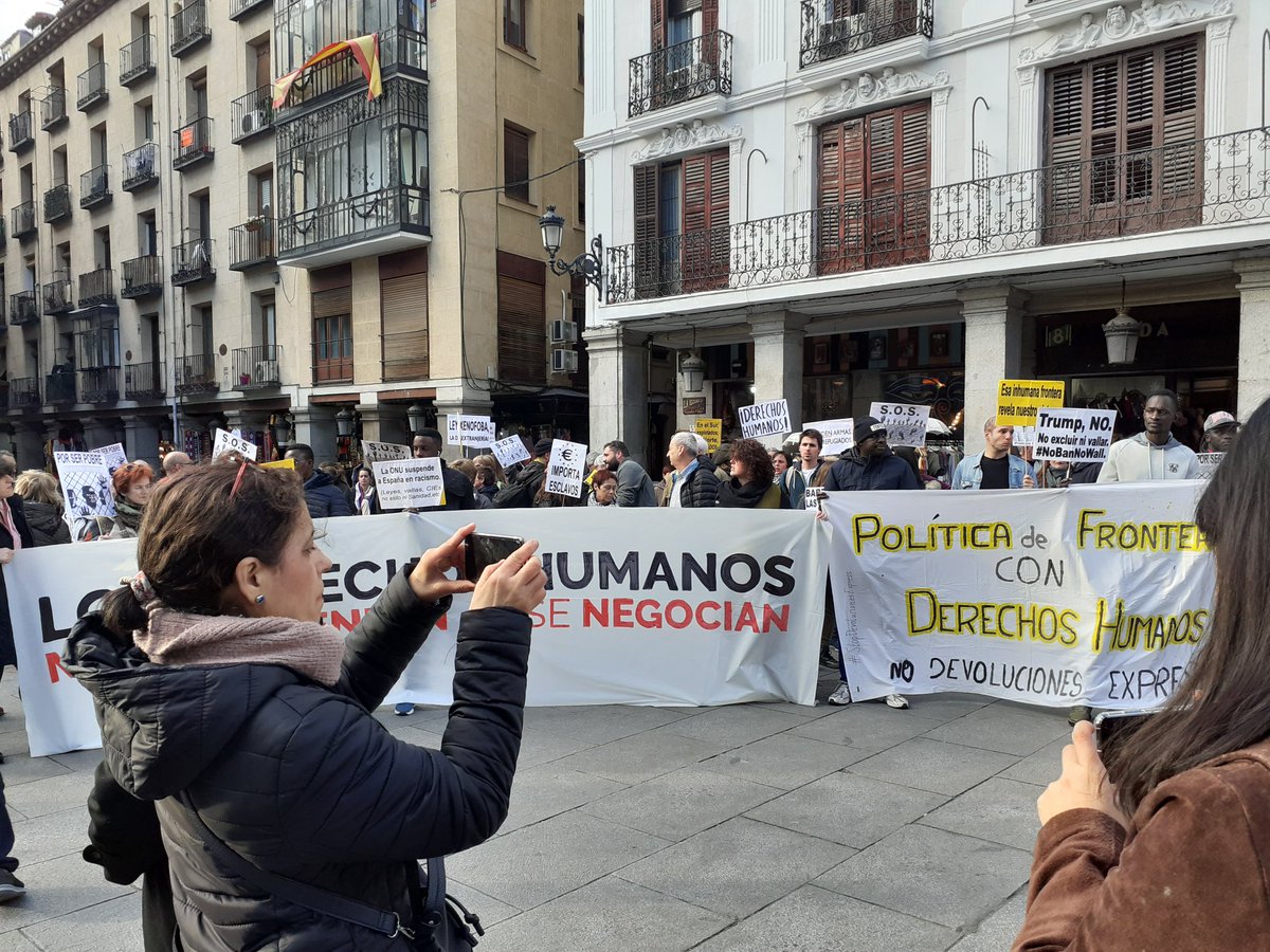 anticapiMadrid's tweet photo. Estamos en el arranque de la concentración frente al Ministerio de Exteriores para denunciar la barbarie en las costas griegas, inducida por los gobiernos griego y turco con el beneplácito de la UE y el silencio del gobierno español.

#NiSeSuspendenNiSeNegocian https://t.co/mJS04tugeZ