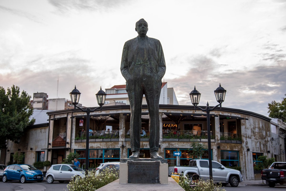 SaltaSecretos's tweet photo. Martín M. de Güemes es el héroe de la historia norteña, y Juan Carlos Dávalos la gran figura de las letras. Muy pocos saben que eran parientes, ya que la madre de Dávalos era descendiente directa de una hermana del general. Hoy, ambos se miran en el Paseo Güemes de la capital. https://t.co/PYnM6jqp2R