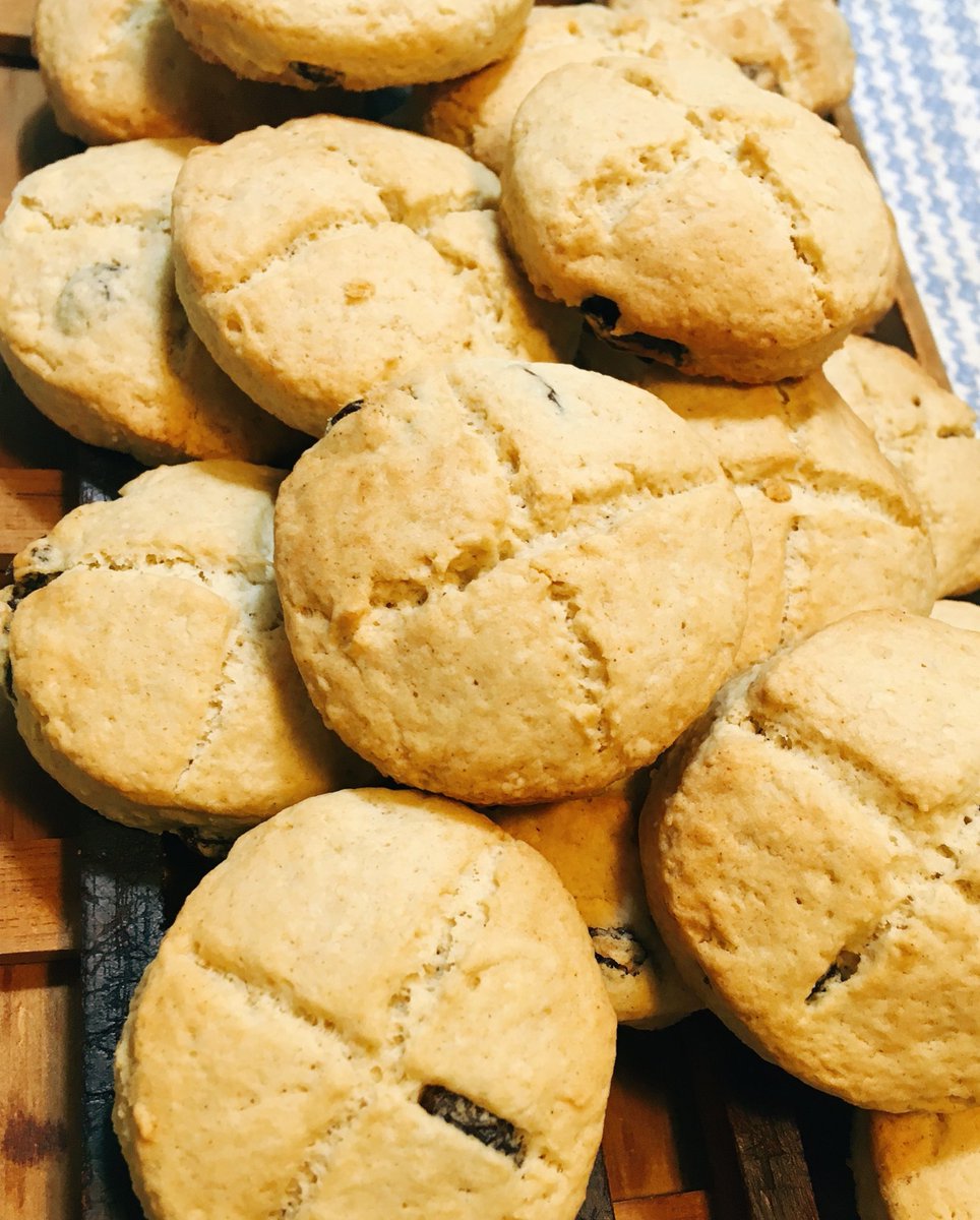 くーにん イギリスのソウルケーキとやらを焼いてみた スコーンより軽くてさっくり ほのかに香るスパイスの香りが美味しい 今年のハロウィンは伝統回帰でこれにするかな