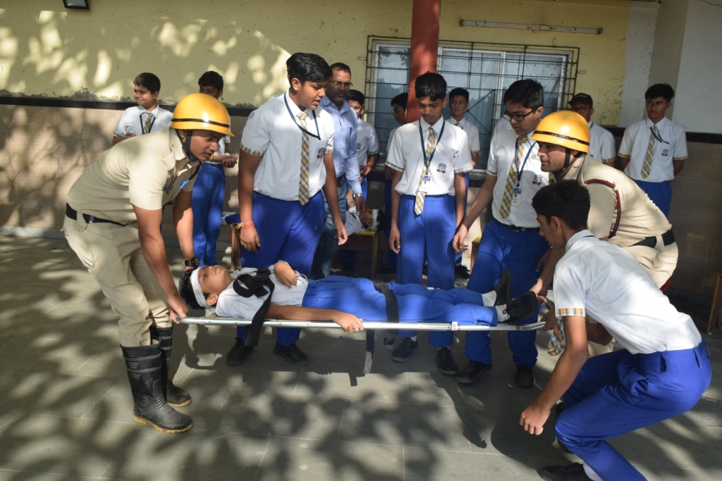 DamanFire's tweet photo. Organized Fire Evacuation Drill at  Holy Trinity High School, Denetha, Nani Daman on 03/03/2020 amongst Students, Teacher create awareness in case of any emergency.
#Training #FireSafety #StudentsAwareness @Minhas1Rakesh @CollectorDaman @gurpreetdanics
@DmnCeodp @CharmieParekh https://t.co/UFLGIuYrf0