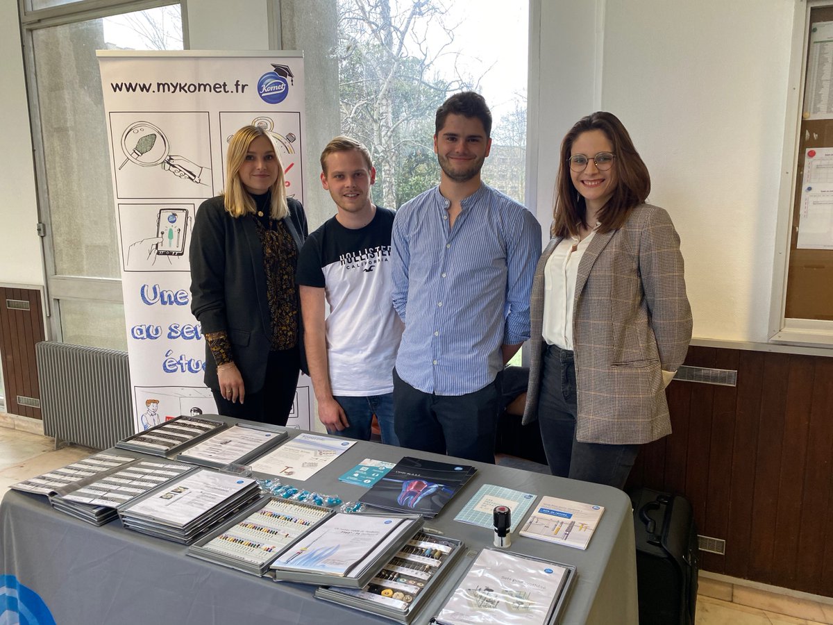 Eva et Marie étaient hier au forum de Toulouse #komet #ramenetafraise