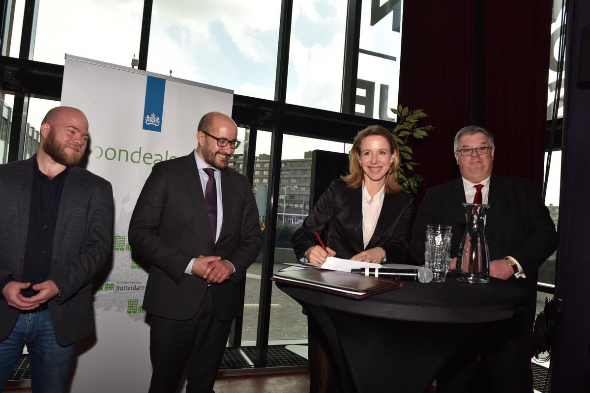SvVeldhoven's tweet photo. De handtekeningen zijn gezet! Onder  #Woondeal regio Arnhem-Nijmegen Doel: samen versneld 20.000 nieuwe woningen voor 2025 (en daarna nog veel meer)! Omdat zoveel mensen in deze regio op zoek zijn naar een thuis. Daarom ook bijzondere aandacht voor leefbaarheid en betaalbaarheid. https://t.co/uRqBCfDCw5