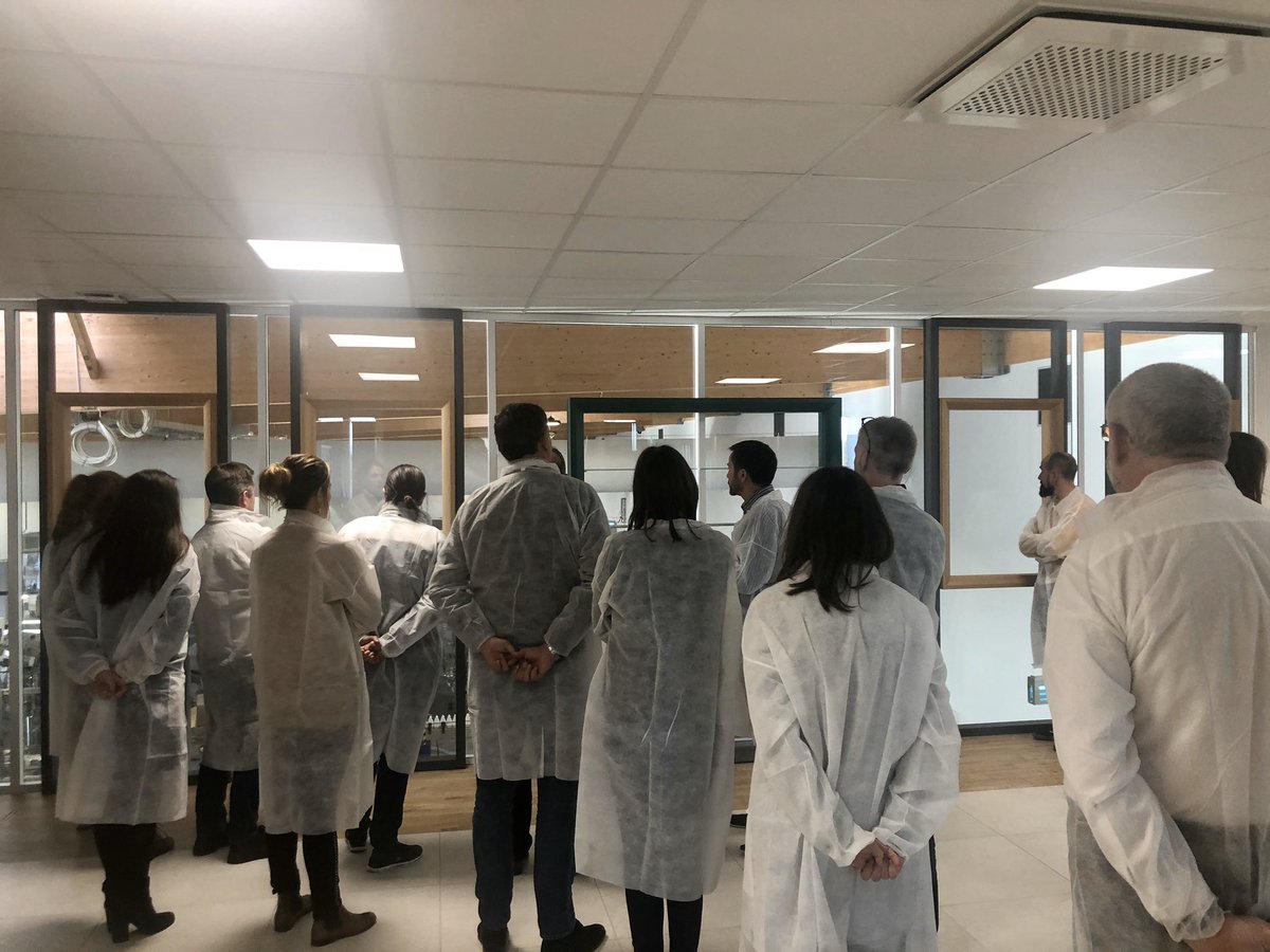 RomainAttanasio's tweet photo. #WORINPROGRESS Préparation du @VendeeGlobe avec mes partenaires : l’occasion de se retrouver au sein de la toute nouvelle usine de @PUREvoile un grand merci pour cette visite et ces explications de leur chaîne de production ! #biocestmieux https://t.co/DuPv0L9tQl