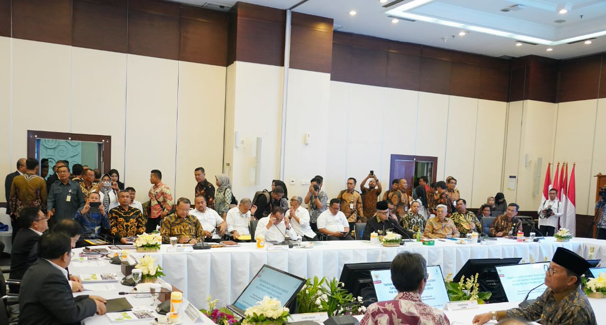 mediacenterBKL's tweet photo. 3. Dalam paparannya, Gubernur Rohidin menyampaikan beberapa program usulan pembangunan sodetan 3 jalan baru yang menghubungkan antara Mukomuko - Kerinci Jambi, Lebong - Merangin Jambi, dan Sukaraja Seluma - Empat Lawang Sumsel.
#bengkulumaju #tetapsemangatbangunbengkulu https://t.co/q8PG3T70fh