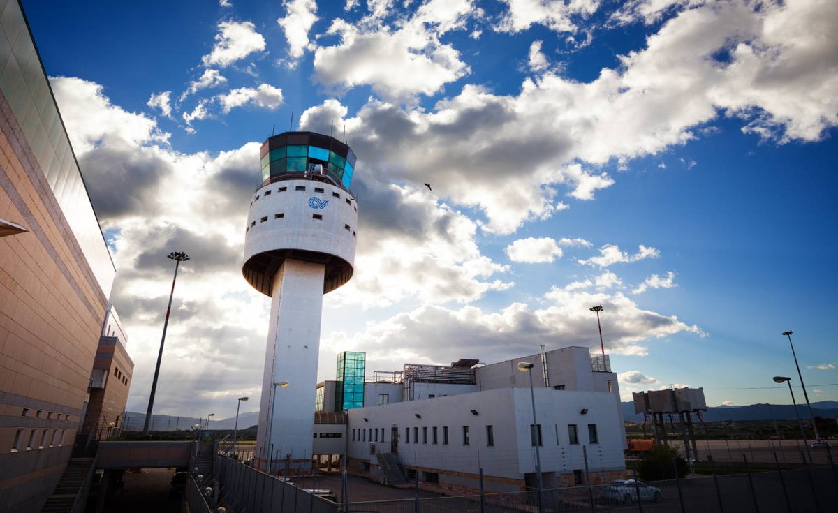 CSmeraldaOff's tweet photo. Come sarà la nuova pista dell'aeroporto Costa Smeralda. #AeroportoOlbia #OlbiaAirport #aerostazione #Atlantia #CostaSmeralda #destination #travel #vacanze #viaggi #Emeraldcoast #FlightClub #Geasar #Pavimental #pista #SilvioPippobello @Olbia_Airport https://t.co/MBTWmAegLu https://t.co/jXnRbtOsLE