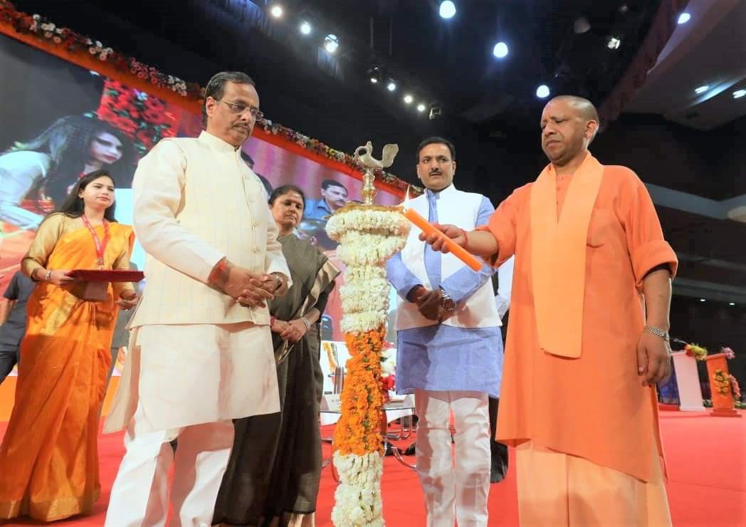 drdwivedisatish's tweet image. लखनऊ के डॉ राममनोहर लोहिया लॉ यूनिवर्सिटी के ऑडिटोरियम में बेसिक शिक्षा विभाग द्वारा आयोजित राष्ट्रीय सेमिनार- मिशन प्रेरणा एवं सी.एस.आर. कॉन्क्लेव के अवसर पर मुख्य अतिथि के रूप में पधारे माo मुख्यमंत्री पूज्य MYogiAdityanath जी के साथ संबोधित किया।