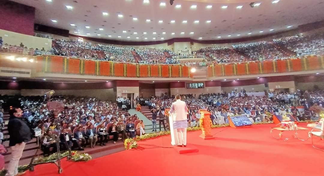 drdwivedisatish's tweet image. लखनऊ के डॉ राममनोहर लोहिया लॉ यूनिवर्सिटी के ऑडिटोरियम में बेसिक शिक्षा विभाग द्वारा आयोजित राष्ट्रीय सेमिनार- मिशन प्रेरणा एवं सी.एस.आर. कॉन्क्लेव के अवसर पर मुख्य अतिथि के रूप में पधारे माo मुख्यमंत्री पूज्य MYogiAdityanath जी के साथ संबोधित किया।