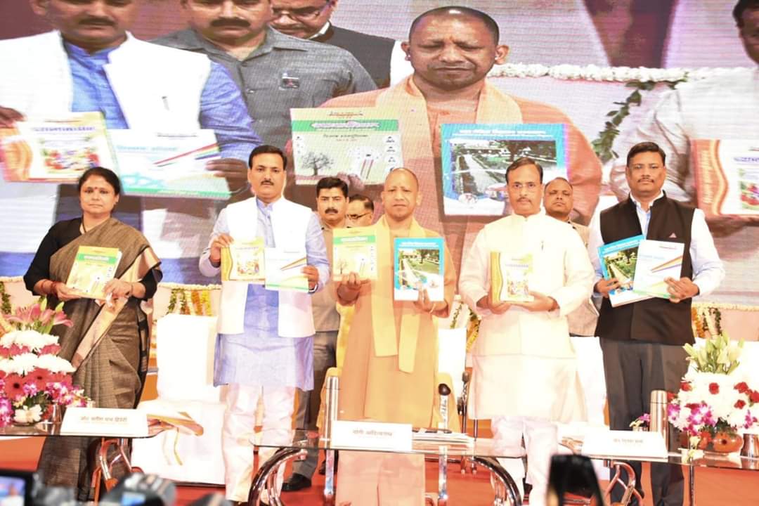 drdwivedisatish's tweet image. लखनऊ के डॉ राममनोहर लोहिया लॉ यूनिवर्सिटी के ऑडिटोरियम में बेसिक शिक्षा विभाग द्वारा आयोजित राष्ट्रीय सेमिनार- मिशन प्रेरणा एवं सी.एस.आर. कॉन्क्लेव के अवसर पर मुख्य अतिथि के रूप में पधारे माo मुख्यमंत्री पूज्य MYogiAdityanath जी के साथ संबोधित किया।