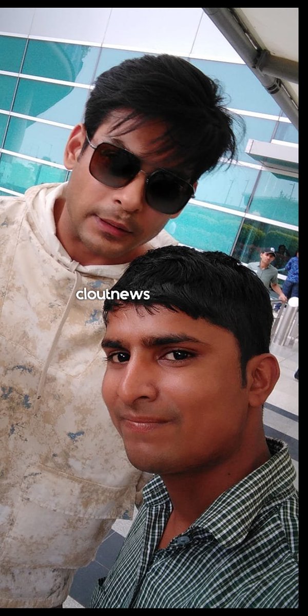 CloutNewsMedia's tweet photo. 📸 : Dapper @sidharth_shukla snapped with fans at the airport today 😍✈️

#SidharthShukla #bb13 #BiggBoss13 @theUnsungTweety @saleha_xo @KandwalPranshul @RohitcSidhearts https://t.co/Rcwz6mVQ2D