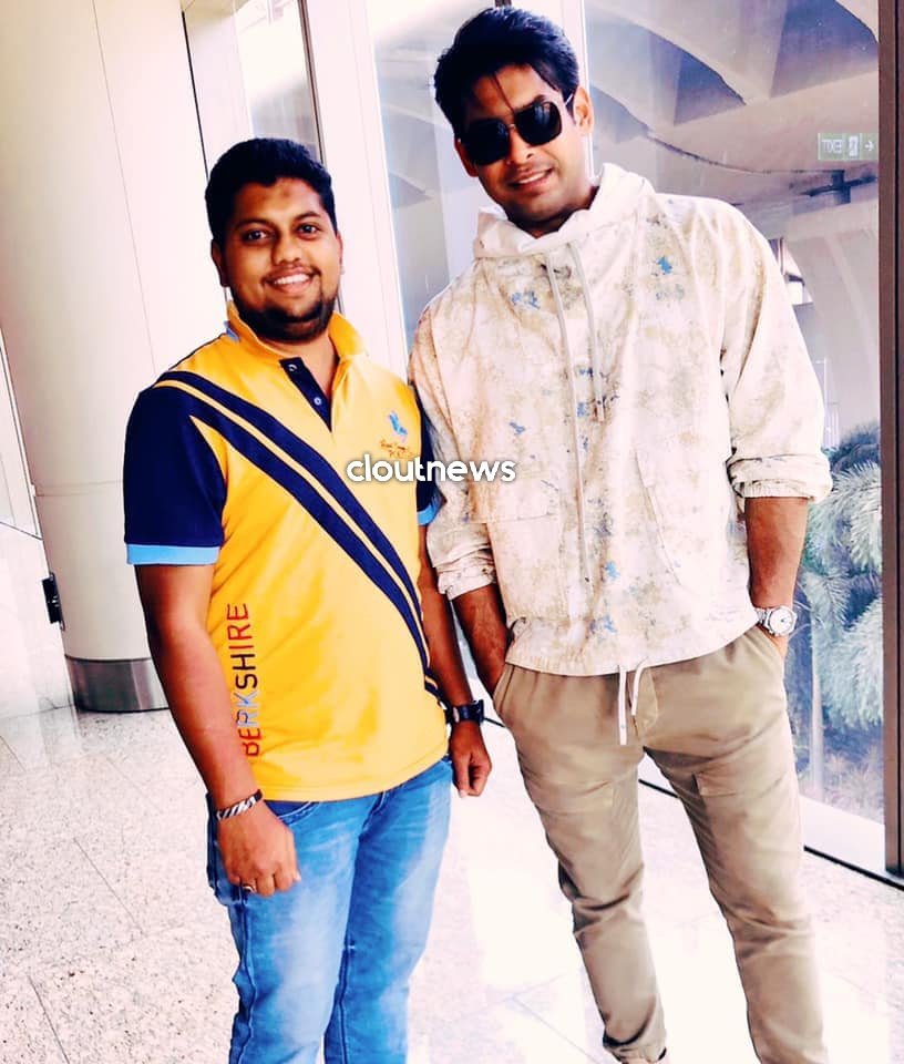 CloutNewsMedia's tweet photo. 📸 : Dapper @sidharth_shukla snapped with fans at the airport today 😍✈️

#SidharthShukla #bb13 #BiggBoss13 @theUnsungTweety @saleha_xo @KandwalPranshul @RohitcSidhearts https://t.co/Rcwz6mVQ2D