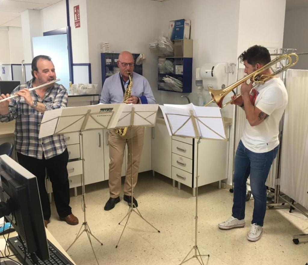JaenJunta's tweet photo. 🎙️Clásicos de la música como “Imagine” o “Perfidia” han ayudado a pacientes oncológicos a vivir su sesión de quimioterapia de una forma más humanizada en el @HospitalJaen 

El proyecto ha beneficiado a 100 pacientes gracias a la colaboración entre @saludand y la @BandaMdeJaen https://t.co/6nyNqKF49K