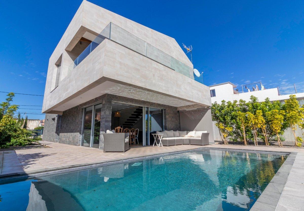 SpainHouses_net's tweet photo. #Houseoftheweek A work of art outside and inside. Are you looking for a brand new house with a unique design and high energy efficiency? 

Modern architecture and dream style in this brand new villa in San Cristóbal de la Laguna (Santa Cruz de Tenerife) https://t.co/n5xvslUuHl https://t.co/DGQGMbJLpz