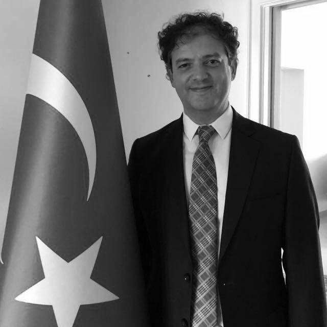 CaResteEnOff's tweet photo. Eymen ŞimŞek, consul général de #Turquie à #Bordeaux, sera ce soir l’invité de #EnOff

➡️ En direct, dès 19h sur https://t.co/1EcXRZ3OVD et 91.3FM https://t.co/8ld7b10amF