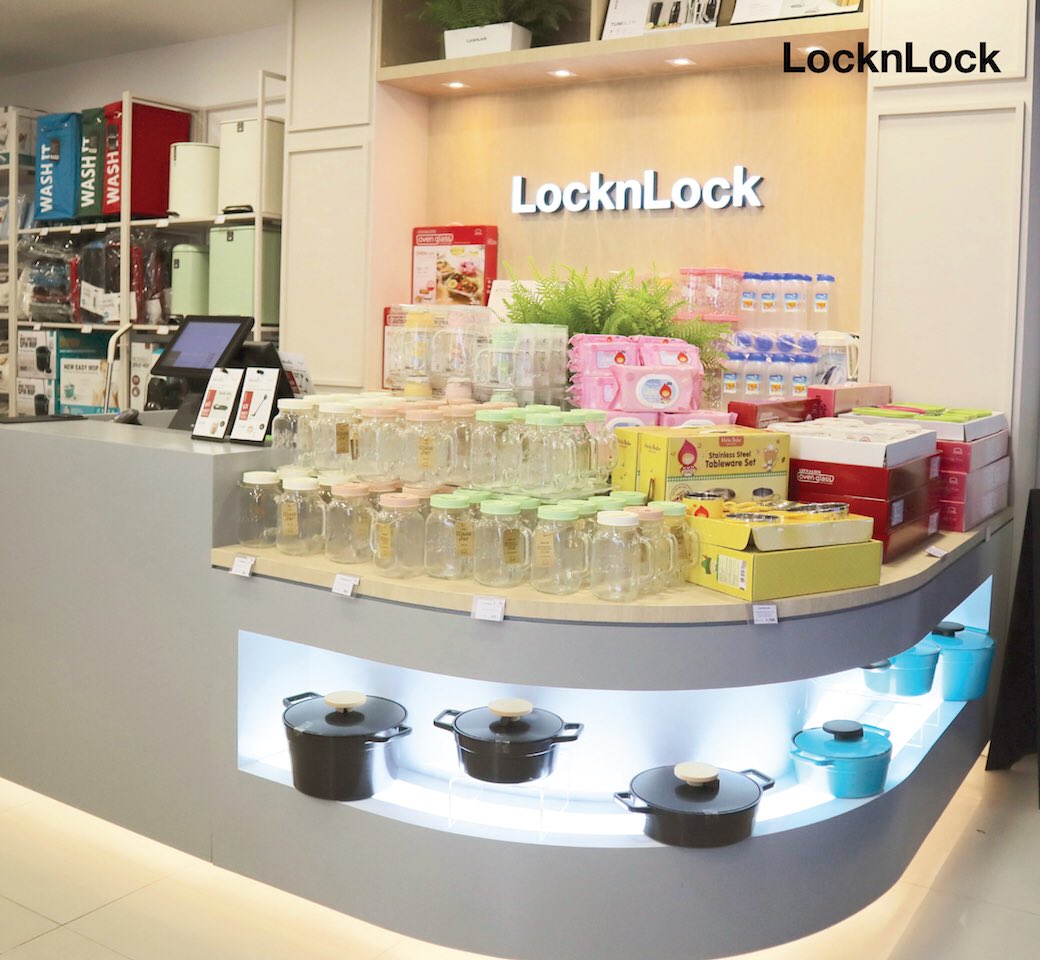 locknlock_th's tweet photo. NOW OPEN! เปิดแล้ว PlaceLL 
คอนเซปต์สโตร์รูปแบบใหม่ ภายใต้��บรนด์ LocknLock (ล็อกแอนด์ล็อก)
สาขาที่ 5 ย่านใจกลางพระราม 4 
✨ พบกับสินค้าหลายหลากรายการ ที่ยกขบวนมาให้คุณได้เลือกช้อปกันอย่างจุใจ ตอบโจทย์ทุกการใช้งานได้ที่ Big C Extra สาขา พระราม4 ชั้นG 📍#PlaceLL #locknlockthailand https://t.co/vJqRChMUrU