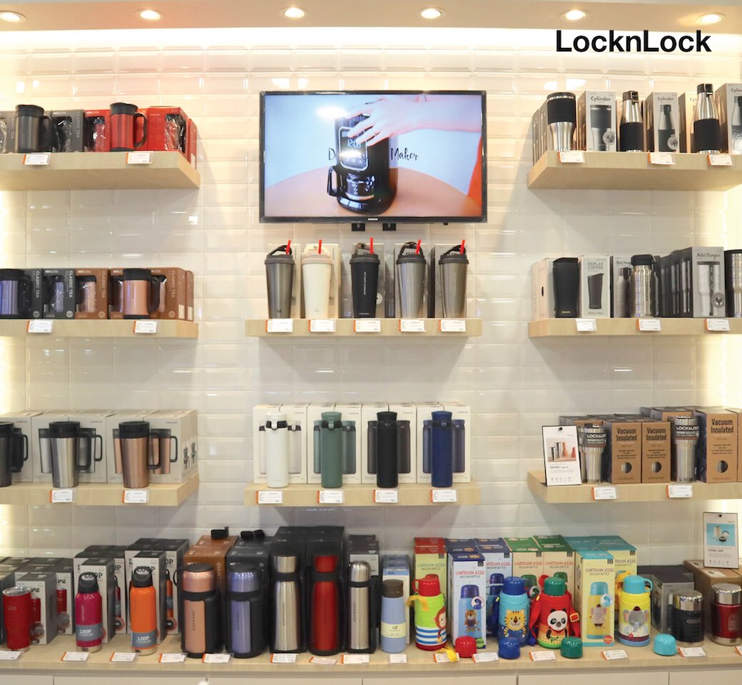 locknlock_th's tweet photo. NOW OPEN! เปิดแล้ว PlaceLL 
คอนเซปต์สโตร์รูปแบบใหม่ ภายใต้��บรนด์ LocknLock (ล็อกแอนด์ล็อก)
สาขาที่ 5 ย่านใจกลางพระราม 4 
✨ พบกับสินค้าหลายหลากรายการ ที่ยกขบวนมาให้คุณได้เลือกช้อปกันอย่างจุใจ ตอบโจทย์ทุกการใช้งานได้ที่ Big C Extra สาขา พระราม4 ชั้นG 📍#PlaceLL #locknlockthailand https://t.co/vJqRChMUrU