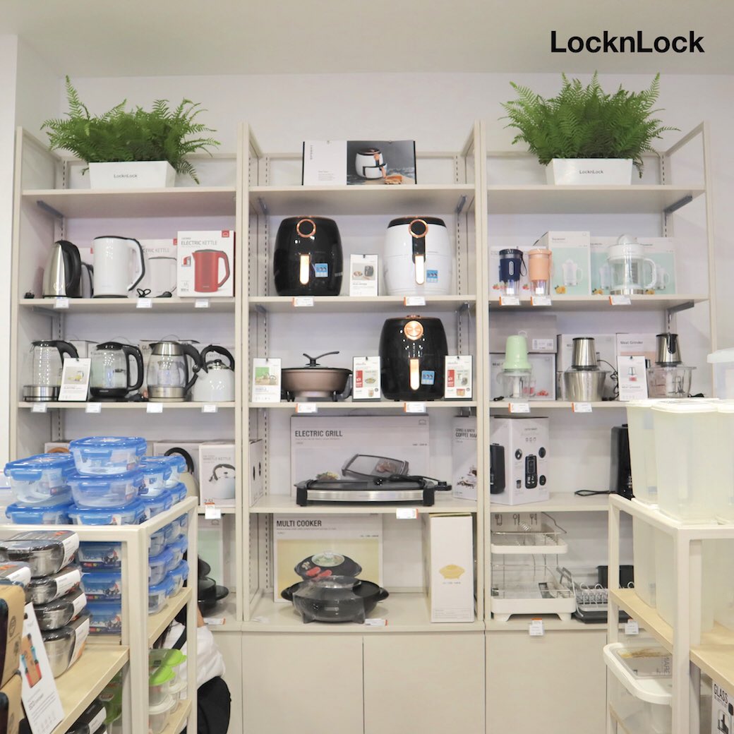 locknlock_th's tweet photo. NOW OPEN! เปิดแล้ว PlaceLL 
คอนเซปต์สโตร์รูปแบบใหม่ ภายใต้��บรนด์ LocknLock (ล็อกแอนด์ล็อก)
สาขาที่ 5 ย่านใจกลางพระราม 4 
✨ พบกับสินค้าหลายหลากรายการ ที่ยกขบวนมาให้คุณได้เลือกช้อปกันอย่างจุใจ ตอบโจทย์ทุกการใช้งานได้ที่ Big C Extra สาขา พระราม4 ชั้นG 📍#PlaceLL #locknlockthailand https://t.co/vJqRChMUrU