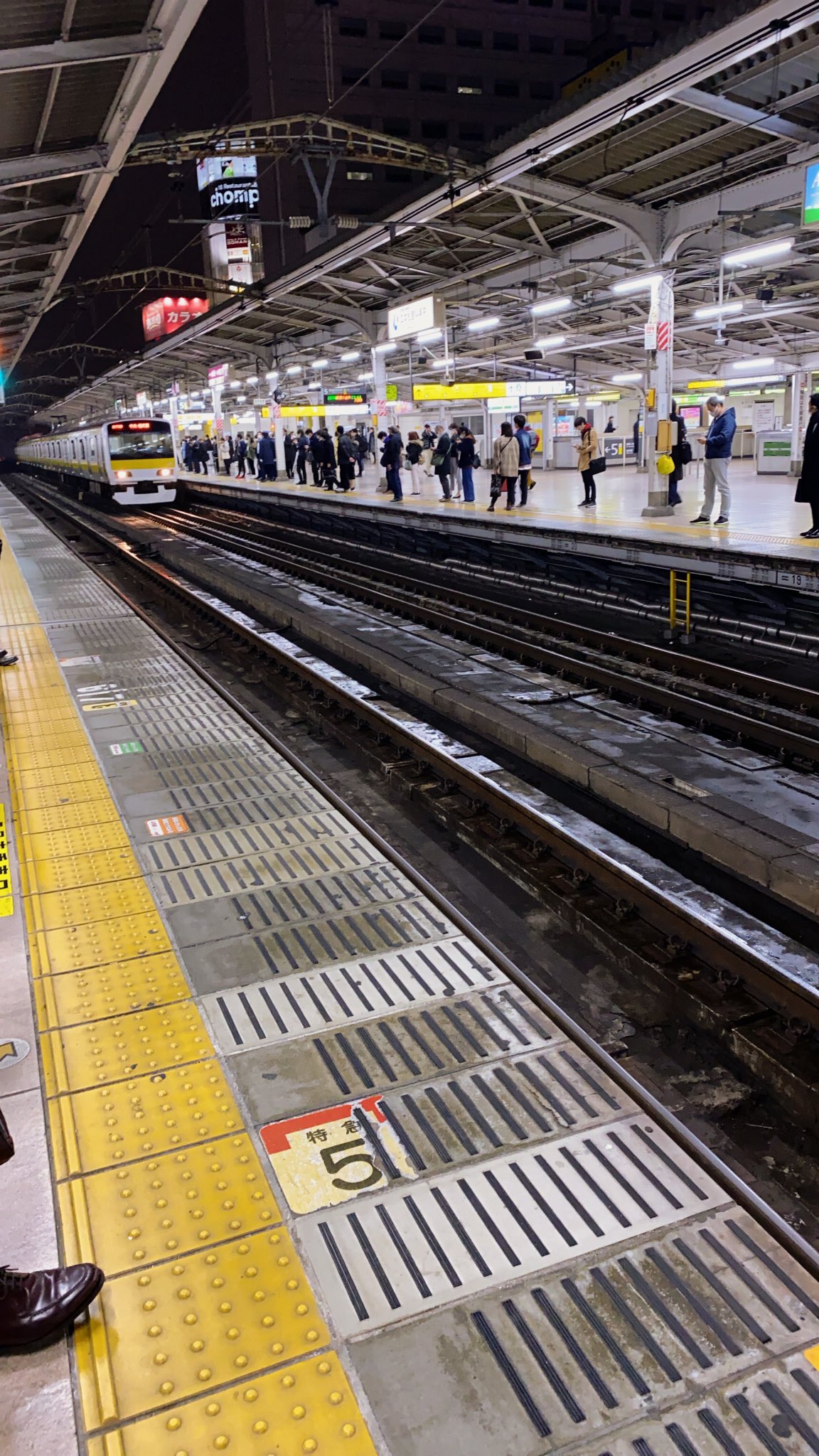 秋葉原駅の人身事故で電車が急停止している画像