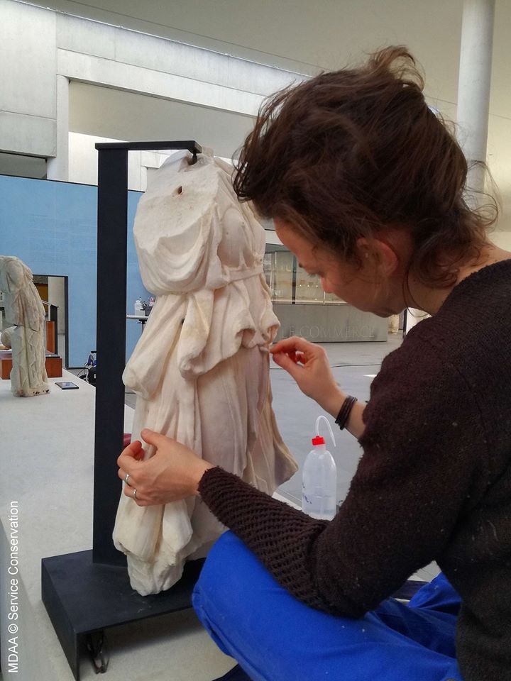 MuseeArlantique's tweet photo. Hier, pendant le #jourdefermeture, L’équipe de Conservation-Restauration réalise une campagne de nettoyage des œuvres exposées notamment en aspirant les poussières et en utilisant de l'eau déminéralisée pour enlever les traces de doigts des visiteurs trop curieux ! https://t.co/g1Q1MpsDPW