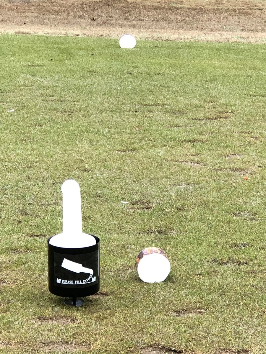 KeithHills27's tweet photo. Trying this out on a par 3. For all the players that walk and don’t have sand bottles. #filldivots https://t.co/UfnFBxAquc