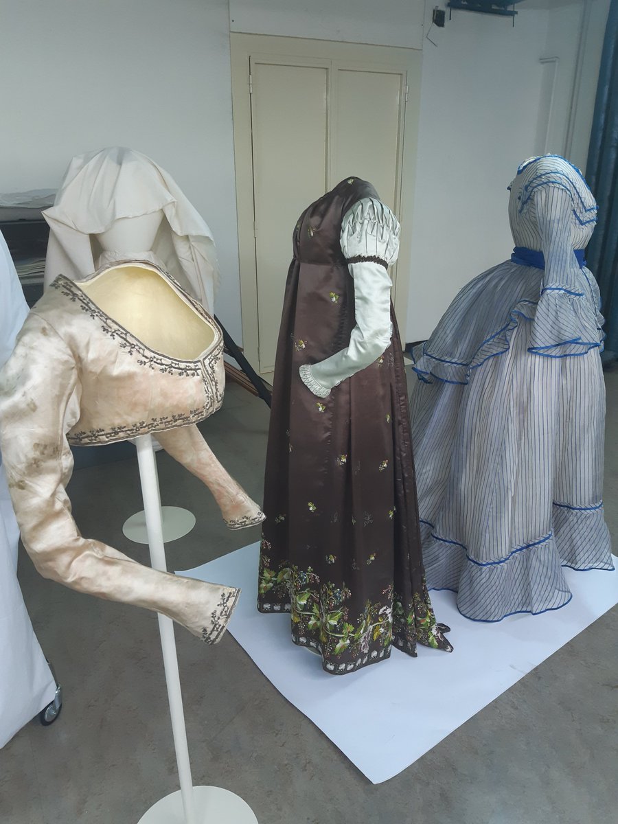 MuseodelTraje's tweet photo. El resultado final siempre es un maniquí hecho a medida que responde a la silueta de la época, la talla y la forma exacta del traje. En esta imagen podéis ver algunos de los soportes ya vestidos para #ExtraModa.
#APuertaCerrada, #Museografía, #ConservaciónModa https://t.co/0pBBhDi5xu
