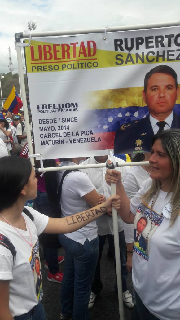 kerlingrodrigue's tweet image. #4Mar Hoy mi hija cumple 15 años y hace 5 años 9 meses y 18 d, tres Jueces del Régimen, la separaron d su papá injustamente, peor aún lo mandaron a una cárcel a 9 horas d distancia d nuestro hogar.
Dios perdone tanta maldad. 
Ella pide Justicia y Libertad
#LiberenARupertoSánchez