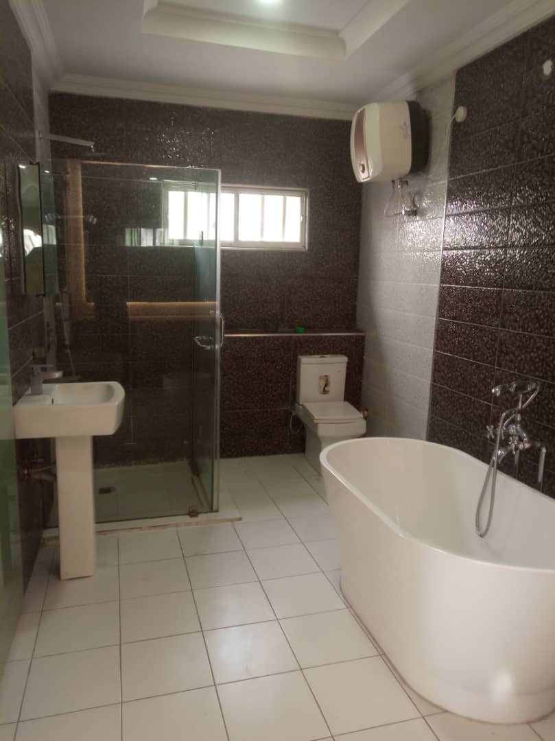 j22Investment's tweet photo. Premium finished classy 4bedroom flat with a boys quarter. The property has modern facilities in a serene environment. situated at secured Lekki horizon 1 environment. 
 * Title: C of O
 * VAT is paid already 
 * Legal documents is settled  
 *80M asking
#WednesdayMotivation https://t.co/OcUX0jujSB
