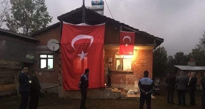 Şehit vermekten daha acı bir şey varsa o da şehit haberi almaya alıştırılmış bir toplum olmaktır.
6 askerimiz 6 can 10 larca aile milyonlarca insan yaralı yutkunamıyor