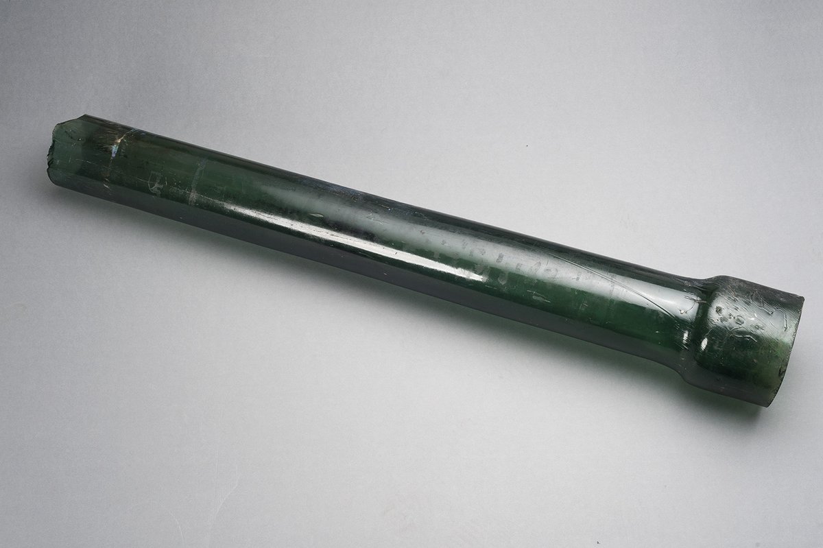 Continium's tweet image. Naast serviezen, vazen en andere producten maakten de fabrieken van #Regout eind 19e eeuw ook hele andere producten. Zoals deze gasbuis, waarmee ooit een netwerk door heel de stad #Maastricht was aangelegd.

continium.nl/nl/blog/hall-f…