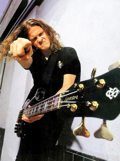 lacuevacultural's tweet photo. #Efemérides #LaCueva 4 de marzo de 1963. Nace Jason Curtis Newsted. Fue bajista de Metallica desde 1986 hasta 2001, entrando en la mítica banda para sustituir a Cliff Burton (muerto trágicamente en un accidente en Suecia)
#metal #Metallica #JasonCurtis #music https://t.co/gKLcP3w2FS