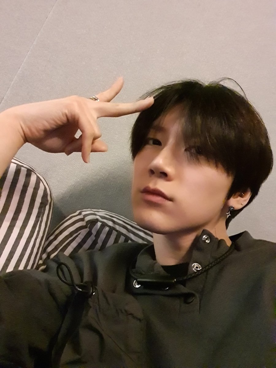 liyongqinqin's tweet photo. he thinks he’s slick. come on tenlee_1001 twist your arm i won’t tell anyone 👁👄👁 https://t.co/xkhTksPHSR