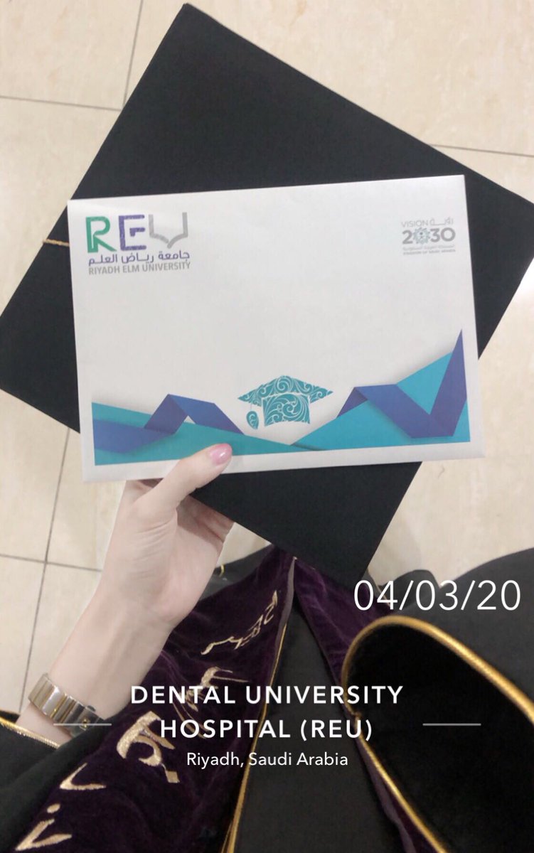 Raghad_Ms's tweet image. اليوم وزعنا عبايات التخرج و الدعوات🎓 ⏳.. شقد الفرحه غامره كل الدفعه بشكل مو طبيعي 😍! فعلاً خوات قبل كل شي 💕#REU  10th of March🕑🎓 #Batch22