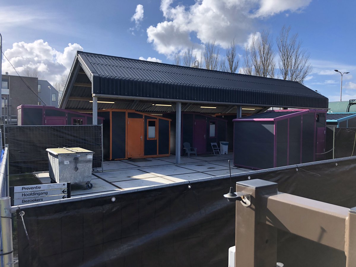 SamHagens's tweet photo. Een bijzondere maatregel van de gemeente Haarlemmermeer om coronapatiënten op te vangen: op het terrein van de brandweer zijn zes containers geplaatst. Is bedoeld voor reizigers, bevestigt een woordvoerder. Er zit hier op dit moment één persoon in isolatie. #corona #Coronavirusnl https://t.co/1HMfbRZ1yr