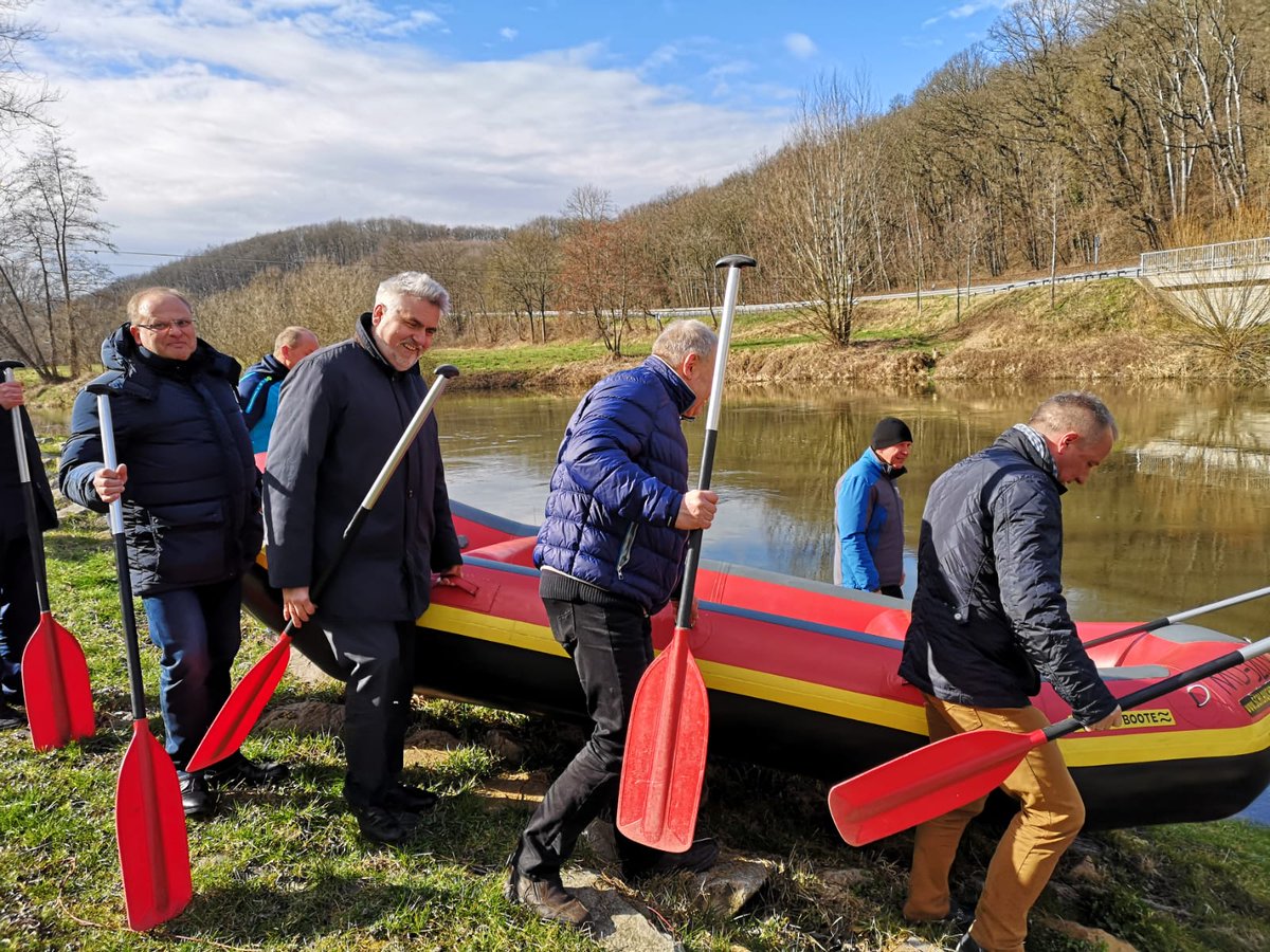 MWL_LSA's tweet photo. Der #Burgenlandkreis baut die wassertouristische Infrastruktur an #Saale, #Unstrut und #Elster aus. Dafür übergab @WillingmannA einen Förderbescheid über 1,35 Mio. Euro an Landrat Götz Ulrich. An über 30 Standorten sollen u.a. Kanu-Schließfächer entstehen. https://t.co/xZ5D8YempO https://t.co/L9w4yeTqeT
