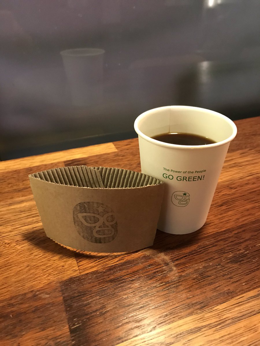 <연남 - 커피리브레>
간판 타이거마스크가 인상적 매번 새로운 싱글오리진원두를 들여오고 뭐 그러는데 커피알못이라 그쪽은 잘 모르겠고 좀 신맛커피위주인듯 신맛을 그렇게 좋아하진않지만 탄맛의강배전커피가넘치는세상이니 그냥 존재만으로도 한줄기빛같은곳 신맛커피 깔끔해서 가끔씩생각나는맛