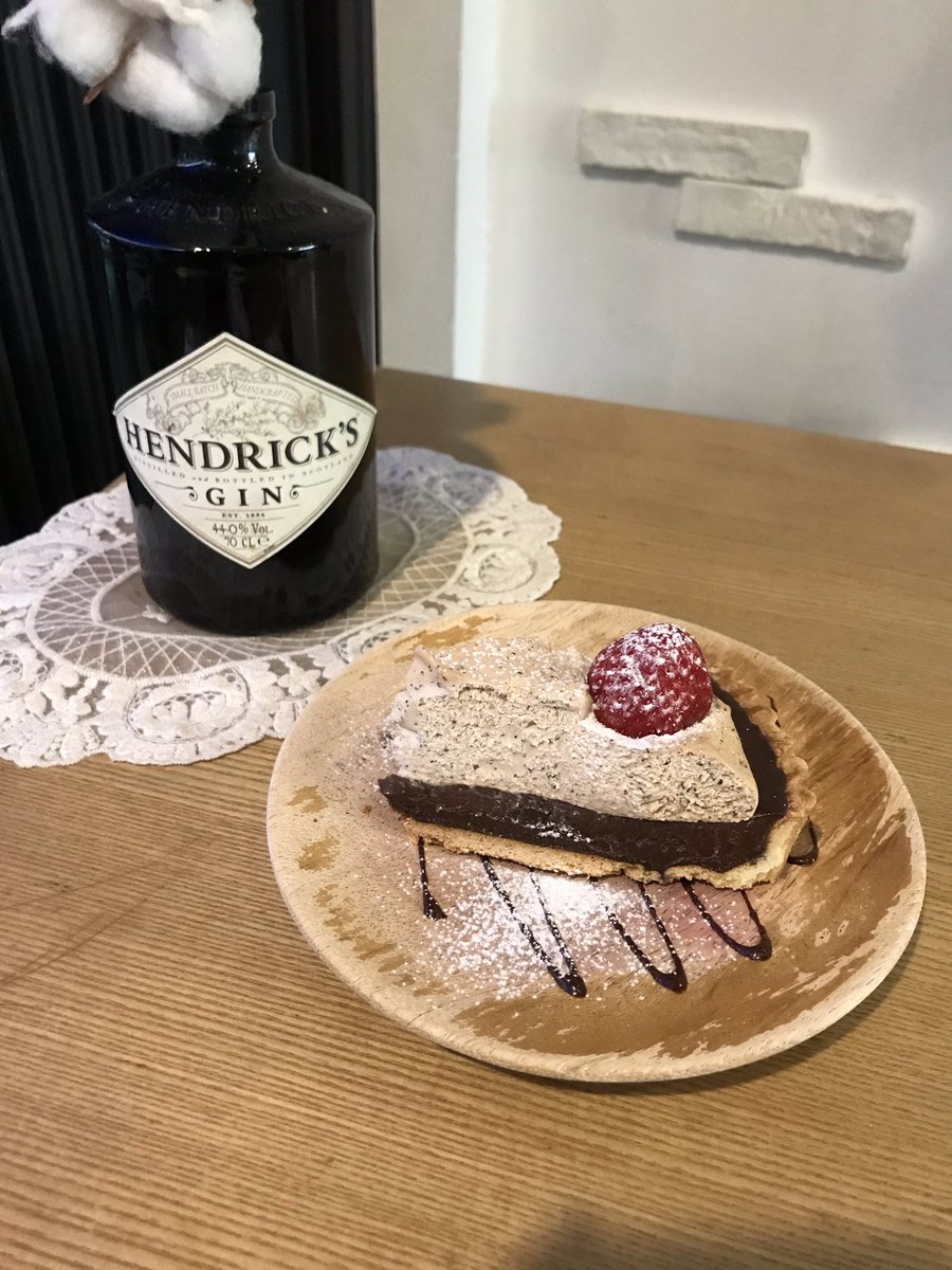 <신촌 - 더파이홀>
절제된단맛의 파이 
얼그레이크림은 베르가못 가향느낌만 나는게 아니라 베르가못향 뒤에 진한 홍차향이 남는게 좋았다 크림이 조금 느끼한듯도한데 만족스러웠다