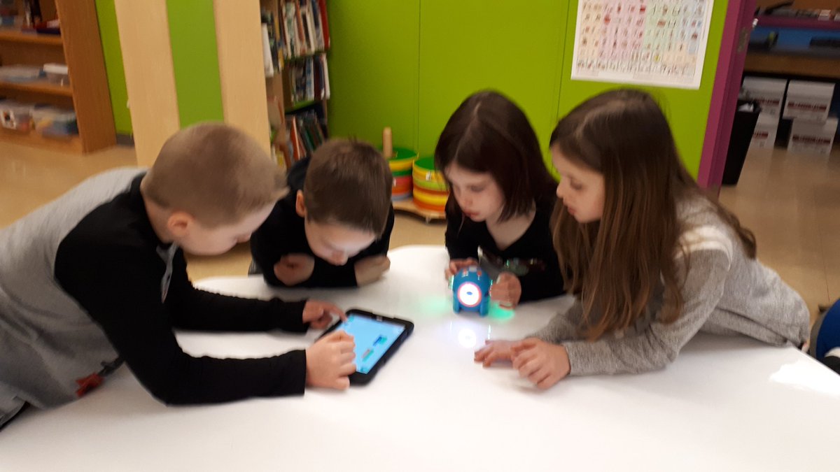 MadameWhite97's tweet image. Fun times coding with @MadameRoberts1's class 🙂 #codingbuddies #teamwork #21stcenturyskills #deeplearning @Topsail_Elem