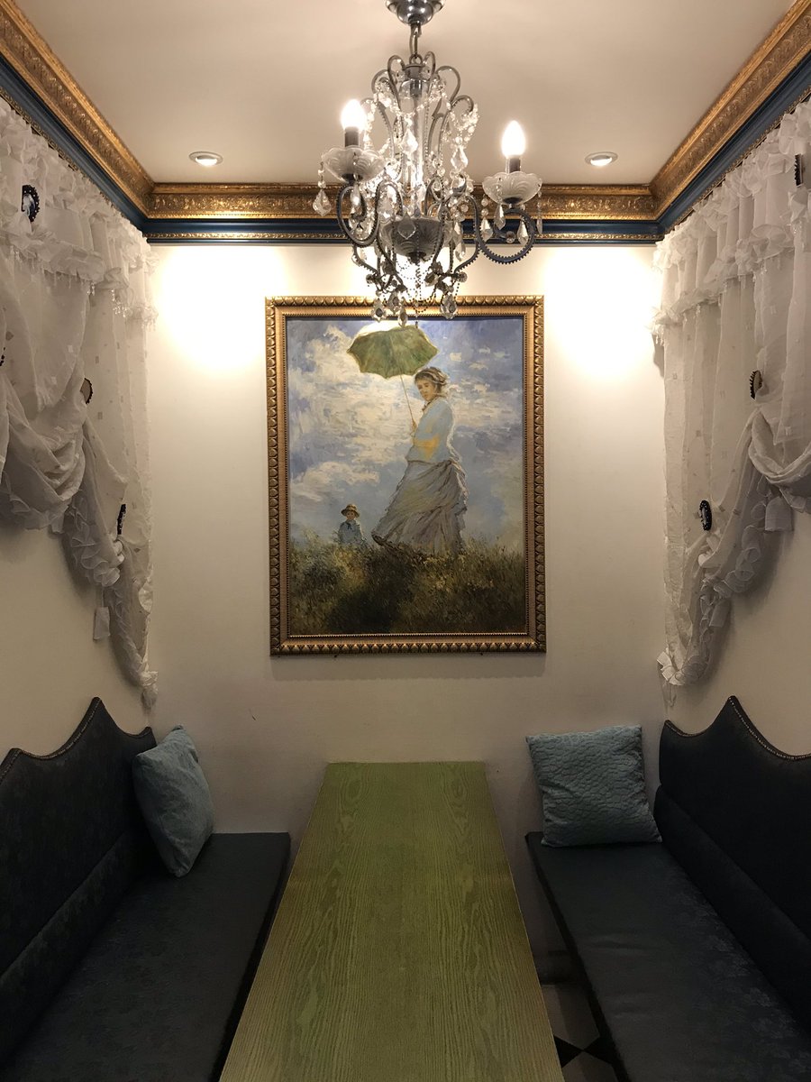 <상수 - 르쁘티푸>
2층이라 지나치기쉽다
마카롤이라는게있어서 주문해봤는데 마카롱과 같은반죽으로 롤케이크처럼 만든거라는데 약간 쫀득한맛이있고 마카롱반죽인만큼 엄청달다 진짜 엄청행복한단맛