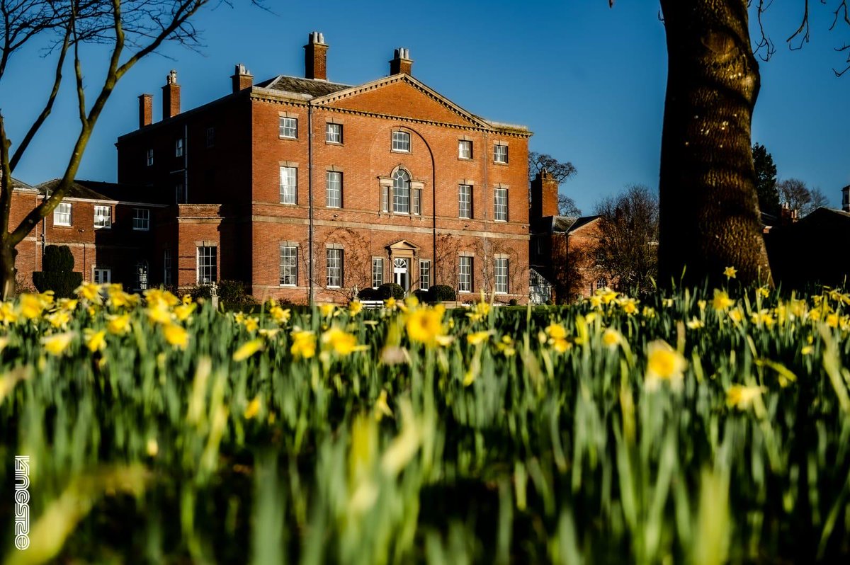 SPRING IS IN THE AIR // 

Spring seems to have sprung  as the gardens are bursting to the brim with flowers. Henry Starkey spotted the blooming snowdrops on his morning walks and these vibrant Daffodils are brightening up the House. 

📸 KingsizePhotography