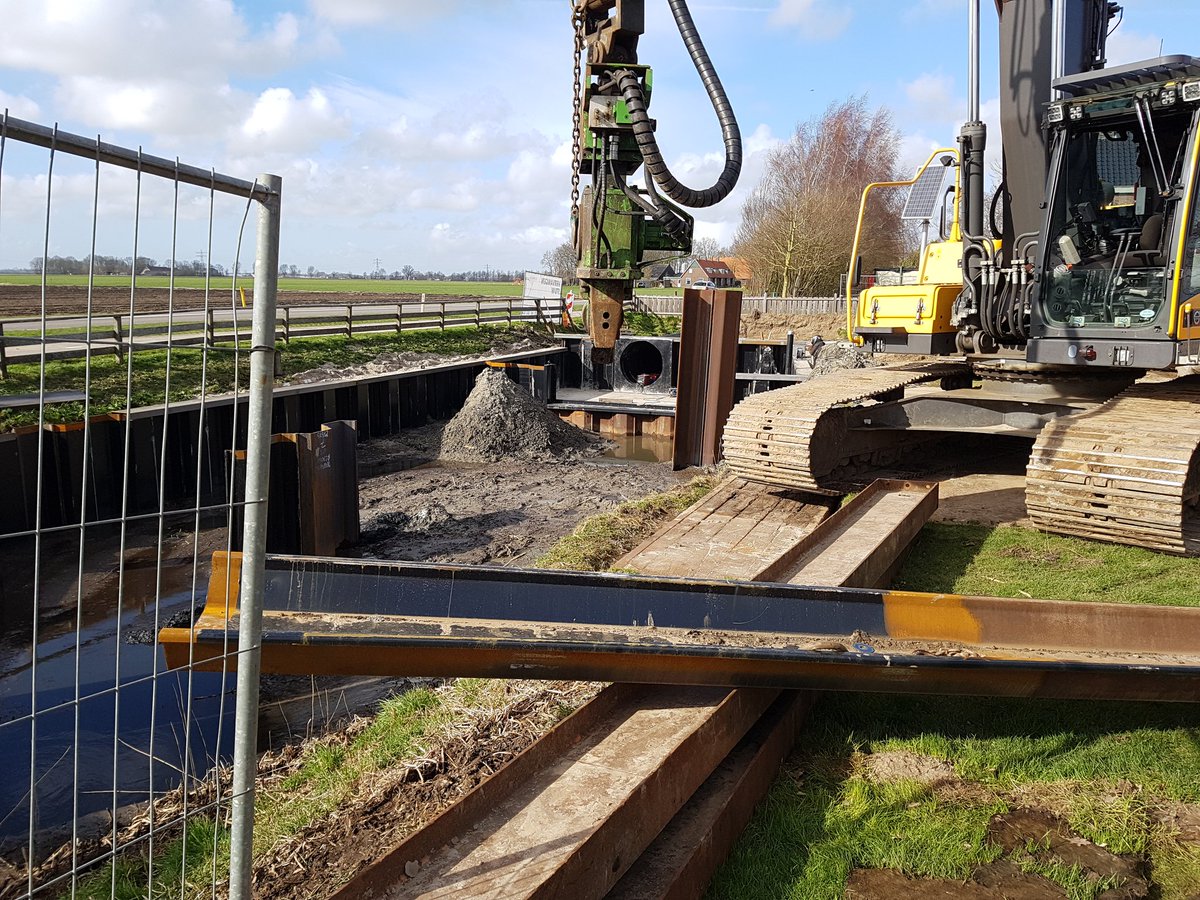 DickvdMolen's tweet photo. In opdracht van @wszzl vervangt @BWO de #stuw aan de #Ettenlandseweg. Mooi vakwerk. https://t.co/BSRaUt6foy